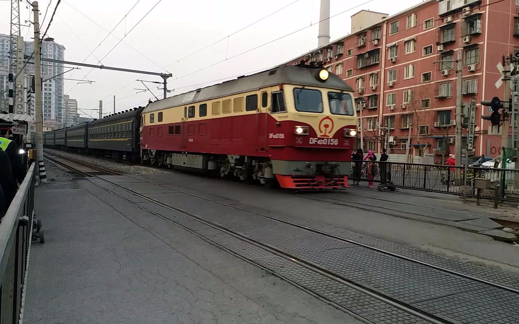 中国铁路df4d牵引真绿皮6437次列车通过手帕口道口