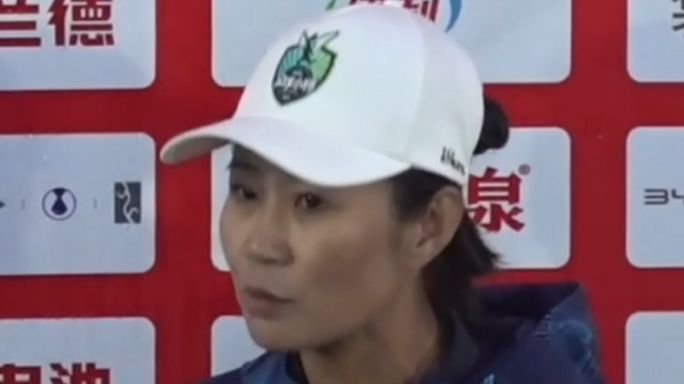 【赛后采访】中国女足小将主教练韩端指导，提醒队员们都端正态度，保持拼搏精神战斗属性！