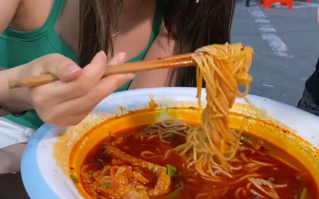 美女吃的这盆螺蛳粉太有食欲了!