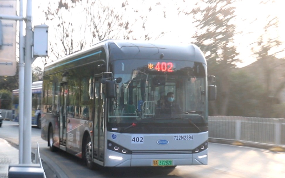 武汉公交402路njl6106evf 722n2394停靠黄鹤楼站