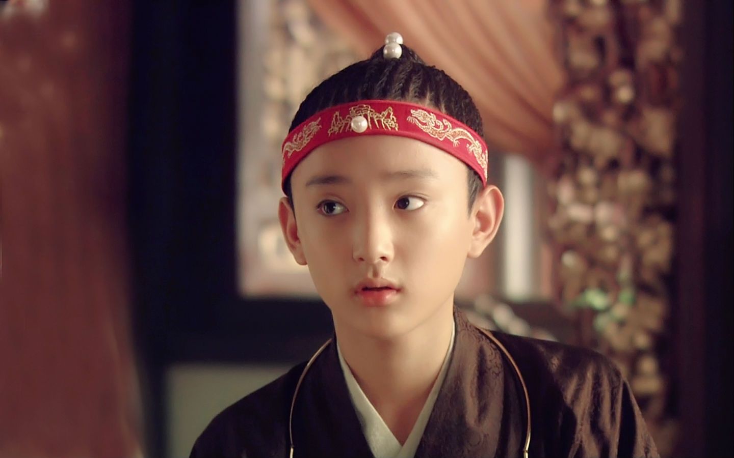 fun娱乐48期:贾宝玉饰演者新戏受伤遭锁喉;余文乐遭导演调侃片酬太高!