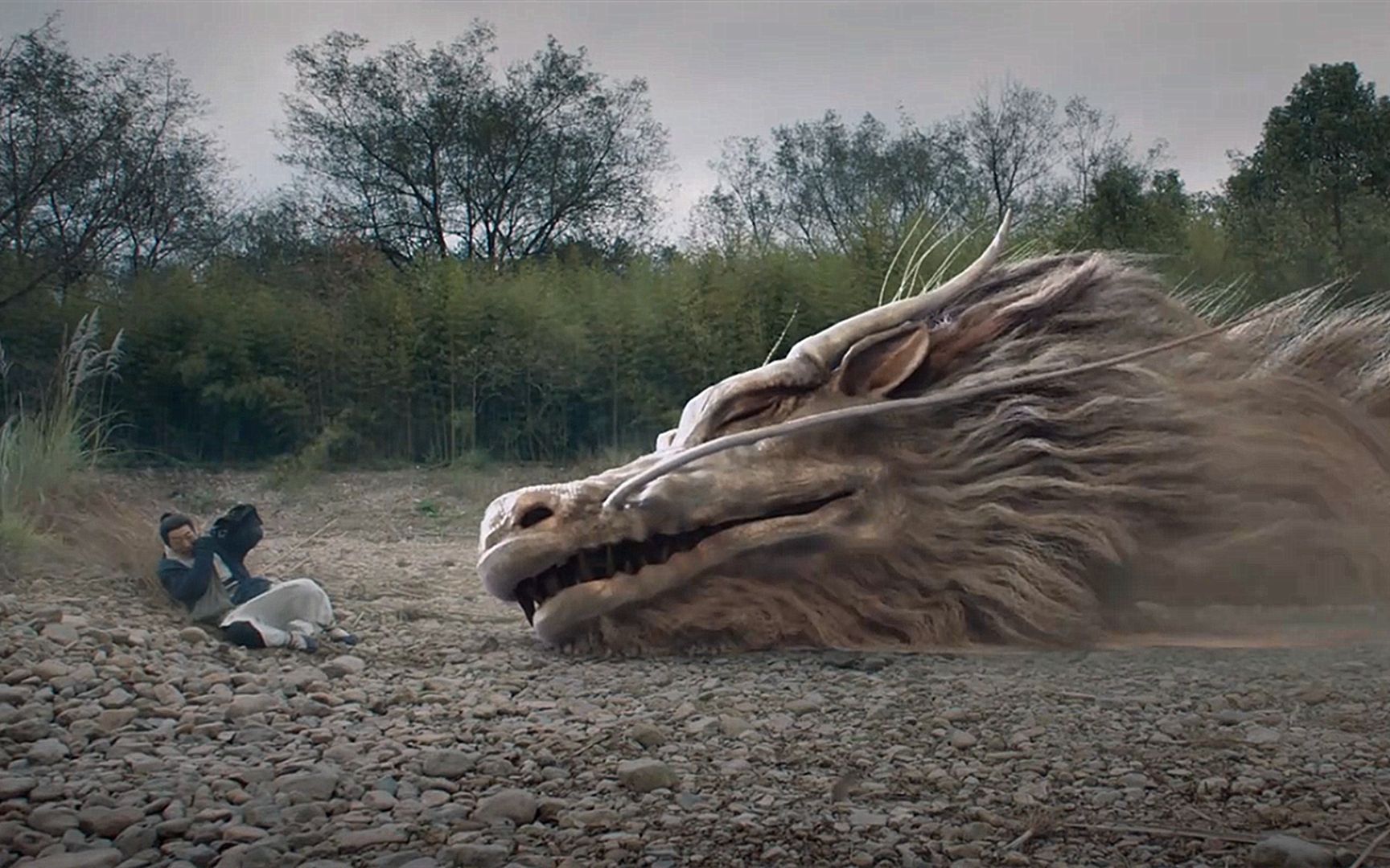 男主意外被千年神龙附体,只要碰到水,就能成为降龙大师,国产片