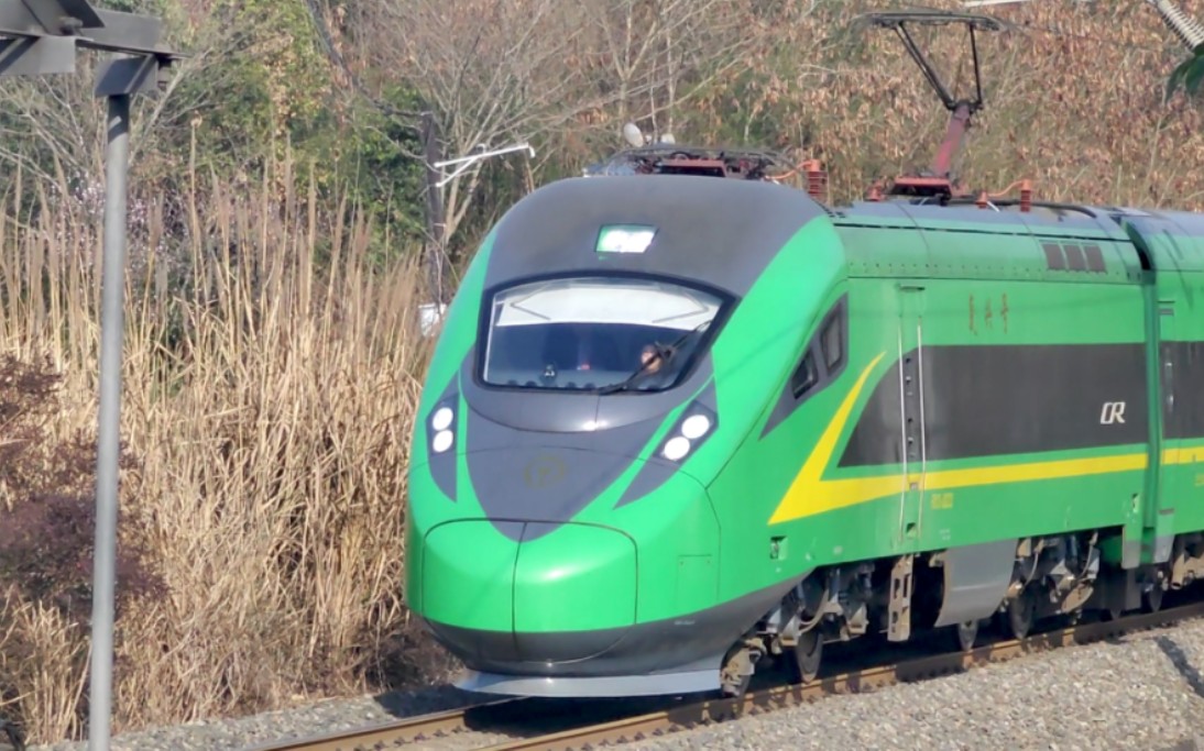 达成铁路,重联cr200j担当的c747次列车进遂宁站