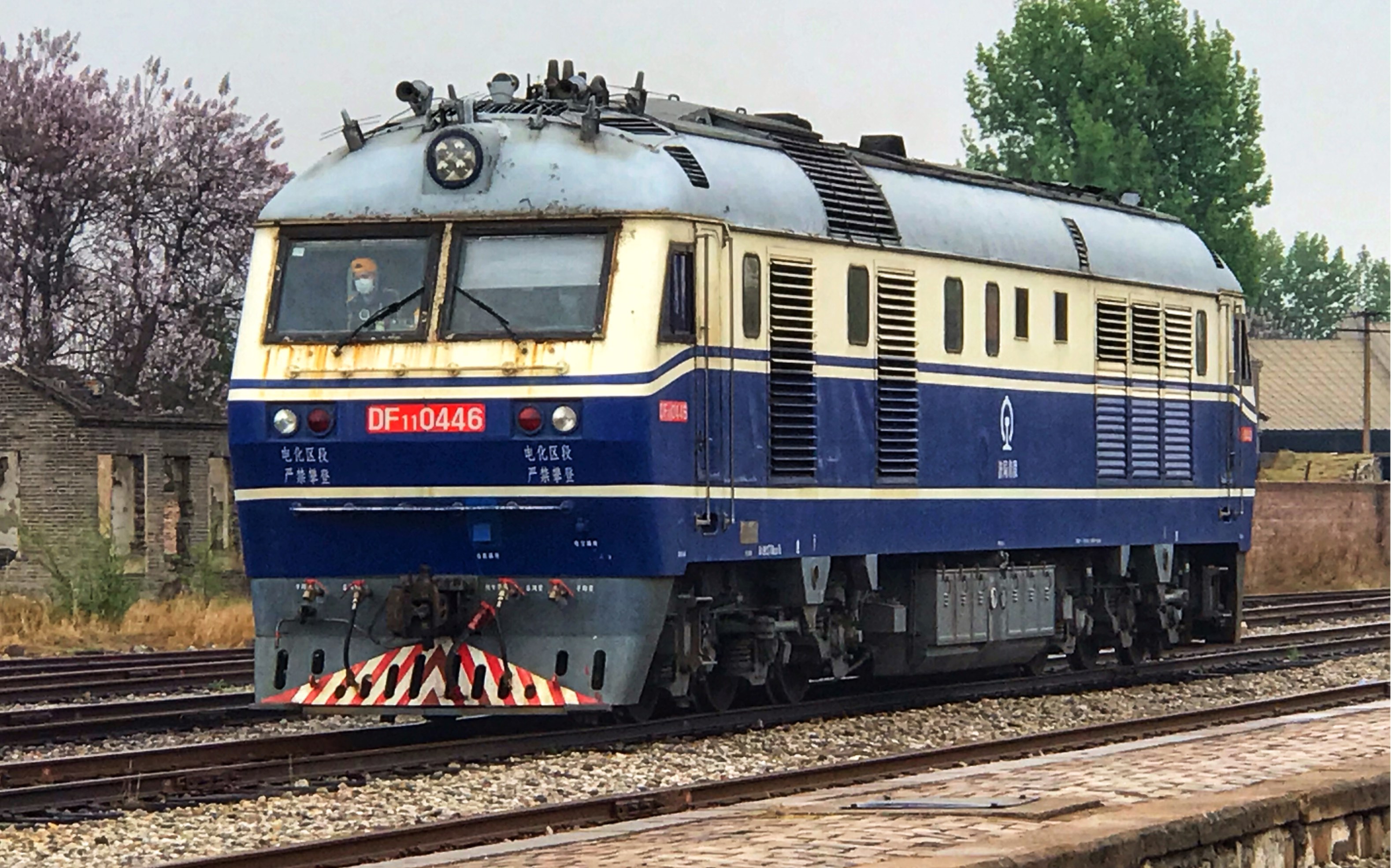 【中国铁路】坊子站的调车机df11-0446正在进行调车作业