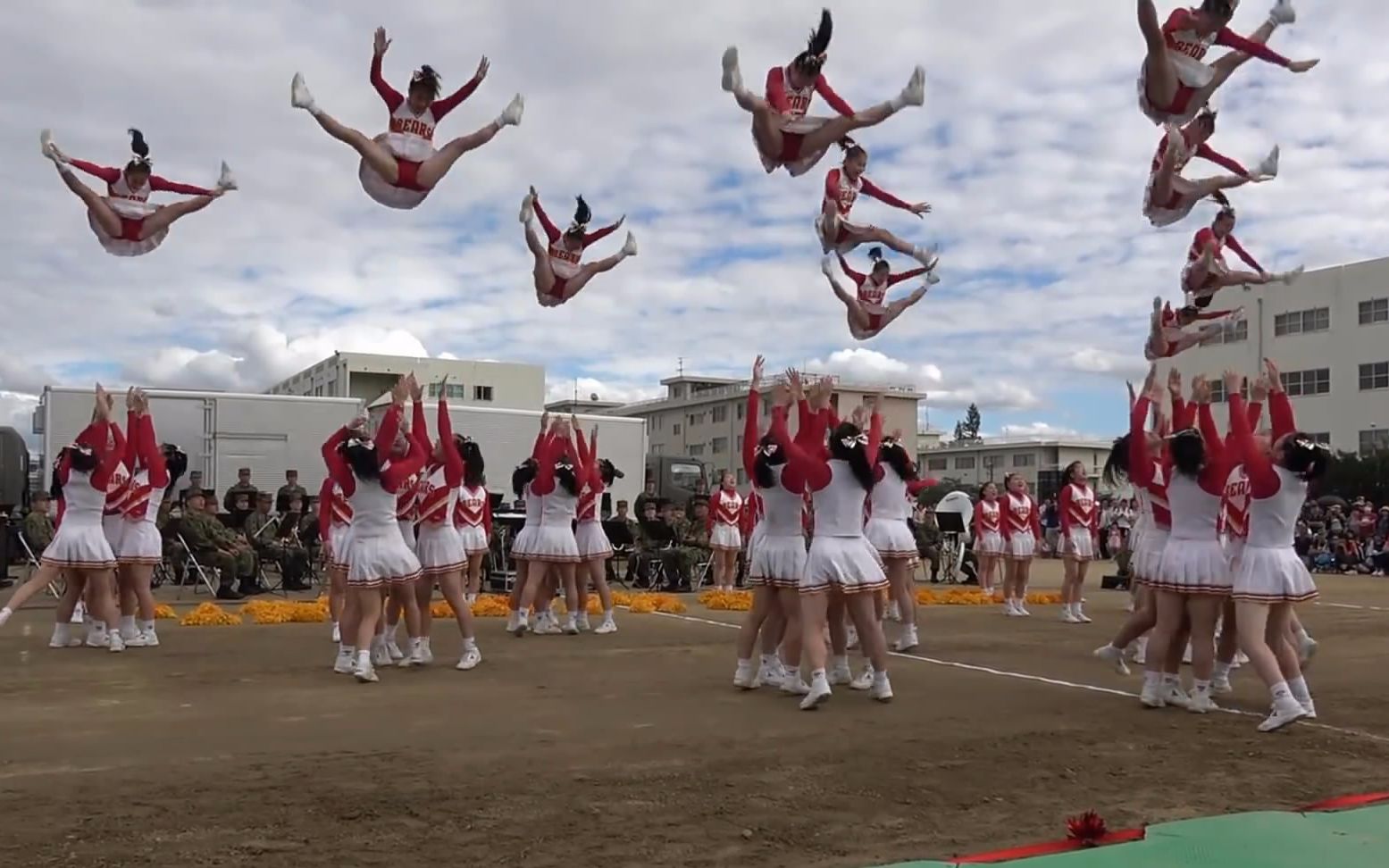 [图]日本高中啦啦队给路自的神级表演~空中飞人都来了~