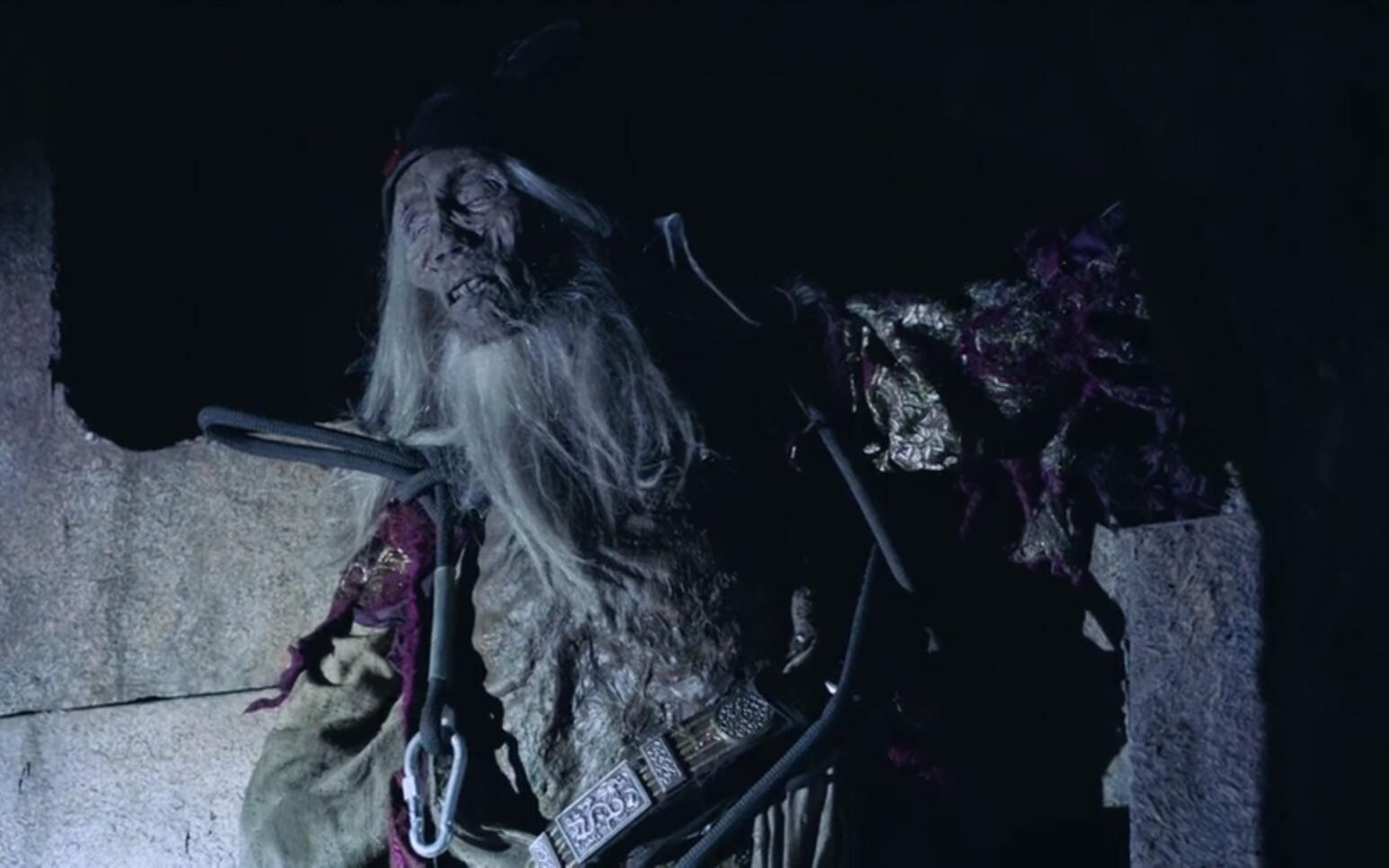 盗墓笔记:吴邪想用干尸炸开海底墓,却发现它多了个尾巴,咋回事