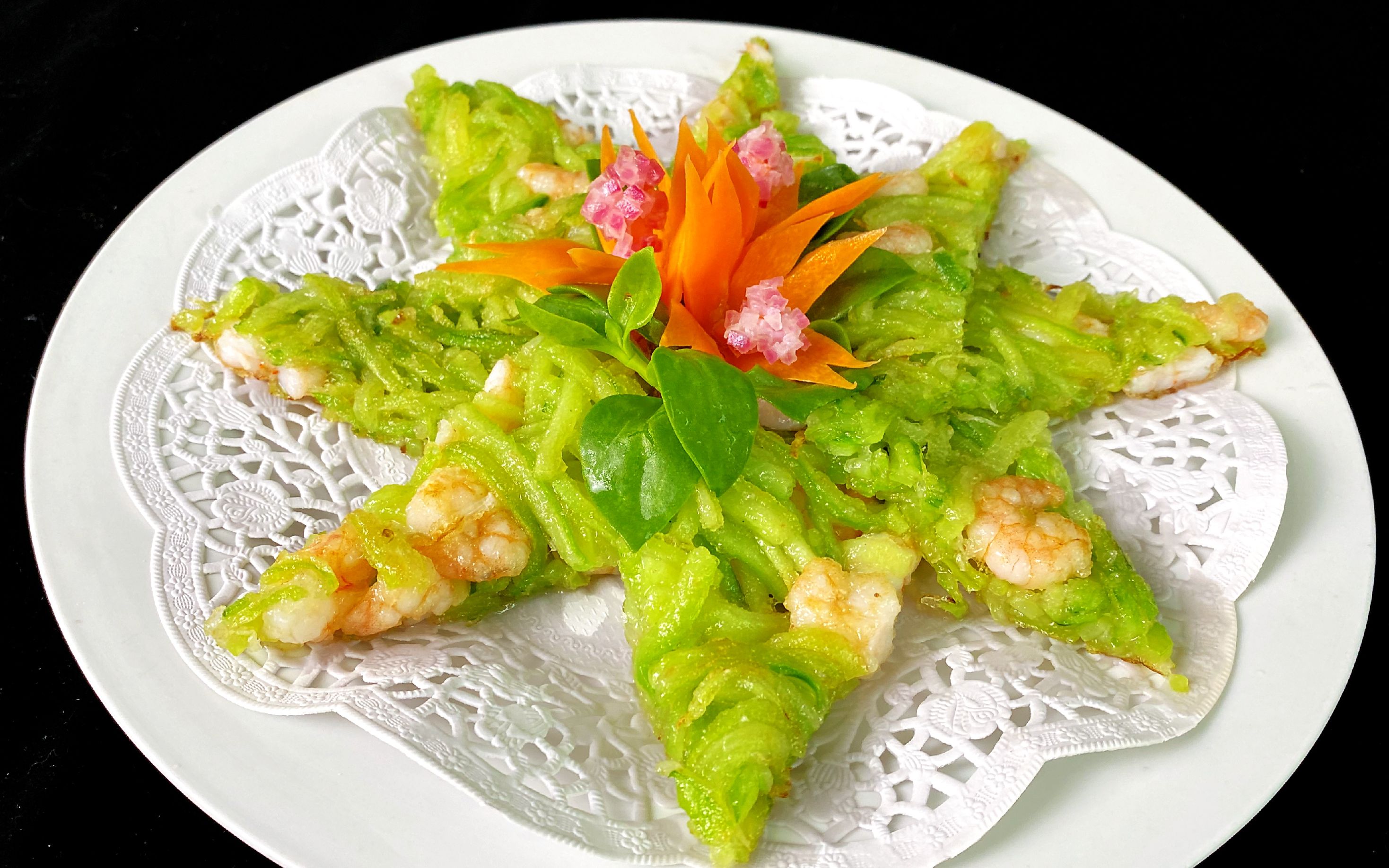 老师傅用清香脆嫩的黄瓜丝搭配鲜嫩的虾仁,做一道经典老菜青瓜烙