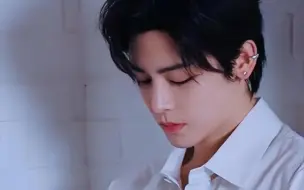 Download Video: 侯明昊│「美貌不言而喻...」