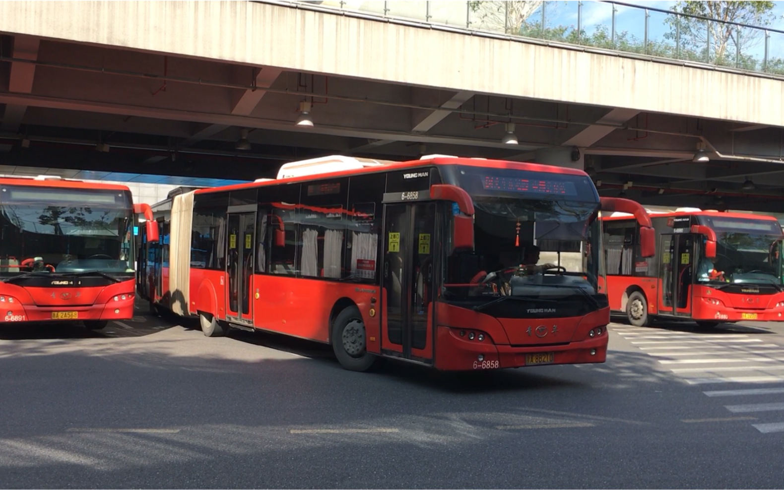两台双开门铰尼同时进站 杭州公交 b4路 jnp6180gm 6-6858 6-6859