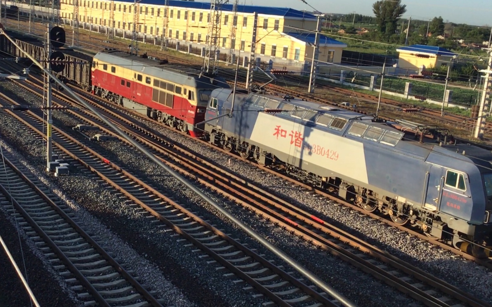 hxd3b0429回送df4d0093牵引货列通过郑家屯站