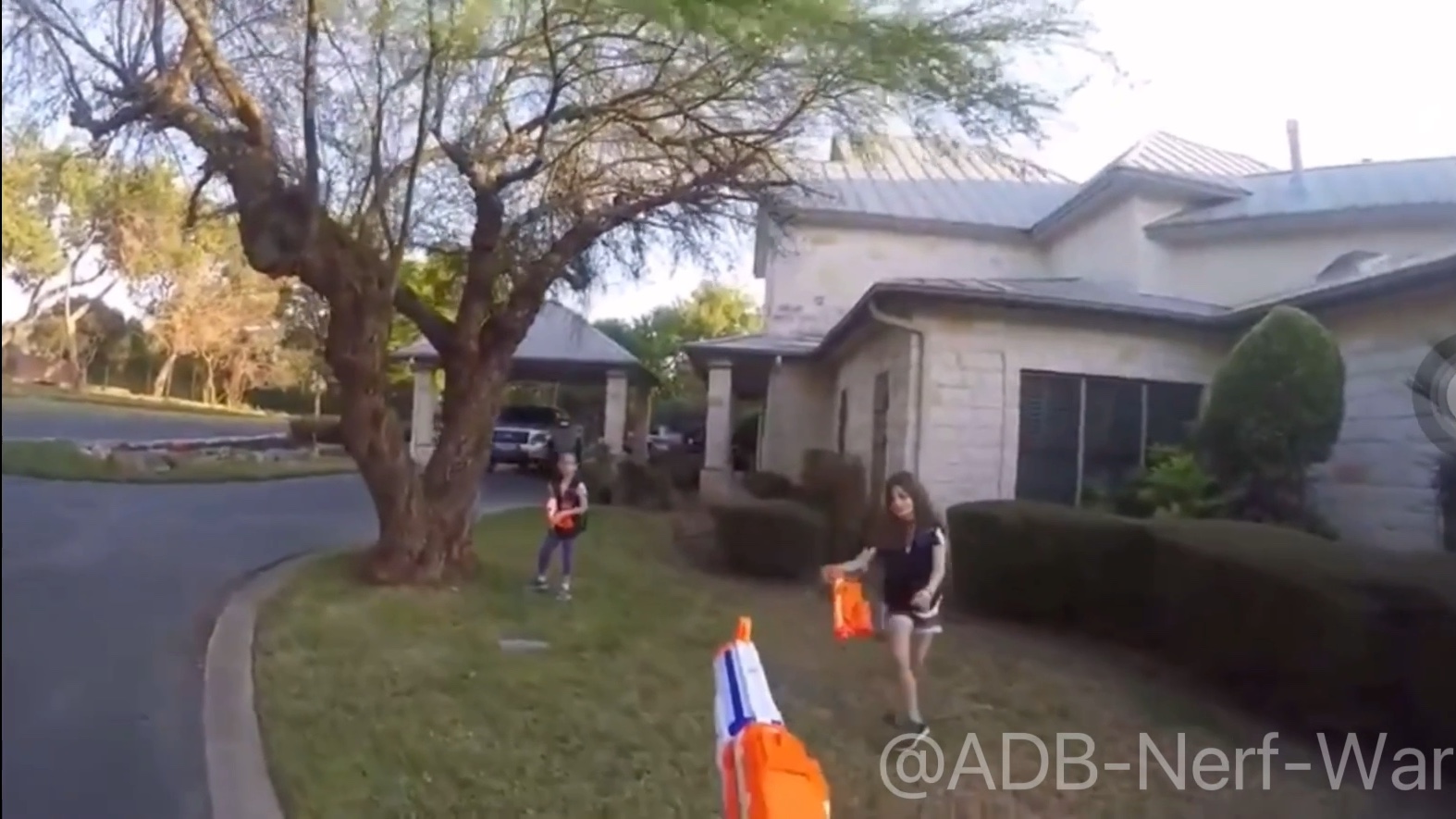 [图]【ADB Nerf War】Fight with the children.