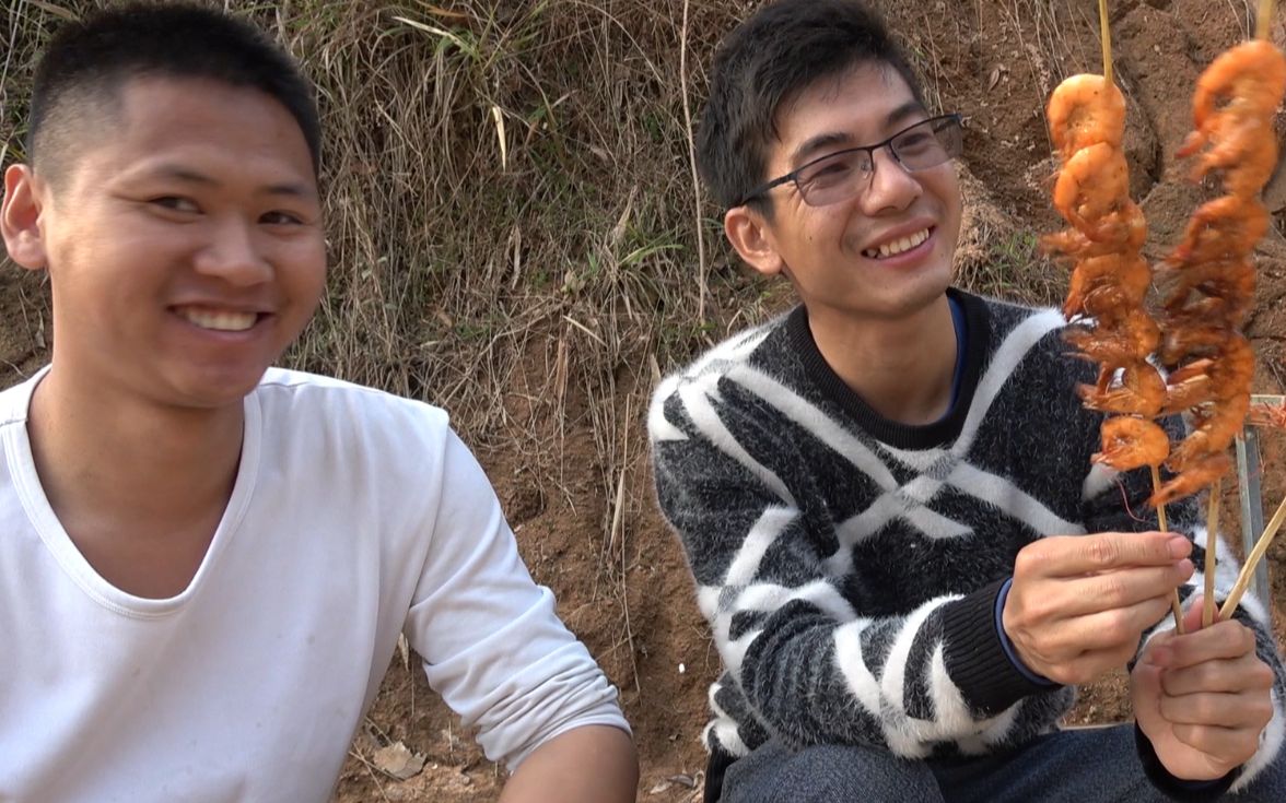 金洋兄弟:贪吃古,想吃烤虾,我来做串串烤虾给他吃