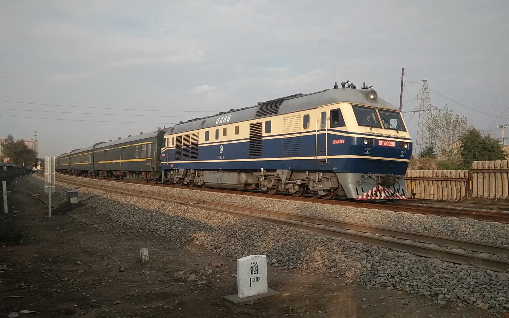 df11 0288 0t130次(回送图定客车底)通过齐北线1公里道口 2016.09.
