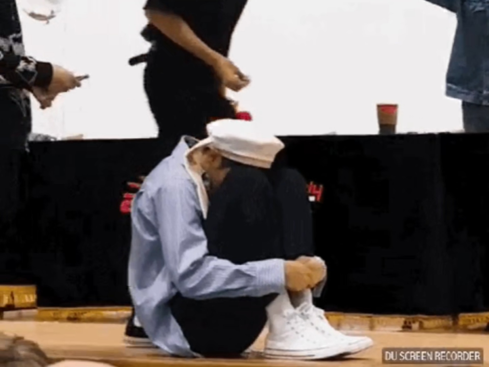 韩国大长腿欧巴郑禹硕抱膝坐地,双膝过肩,很可能超长腿