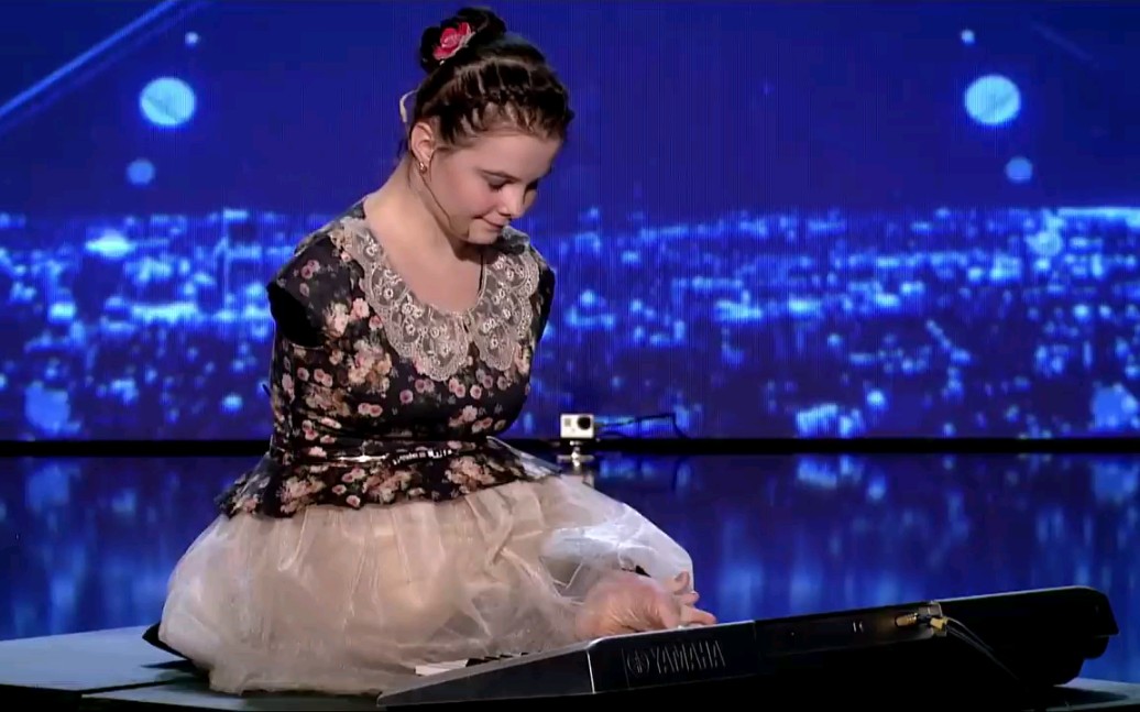 没有武器的女孩用她的脚弹钢琴美丽