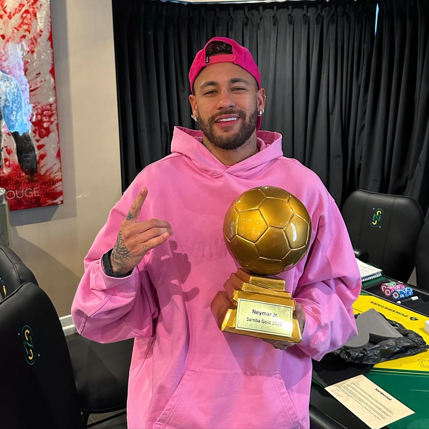 内马穿粉色真的好好看! 照片我放到动态里面啦