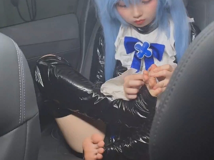 在车里抠脚，空气都被熏臭了