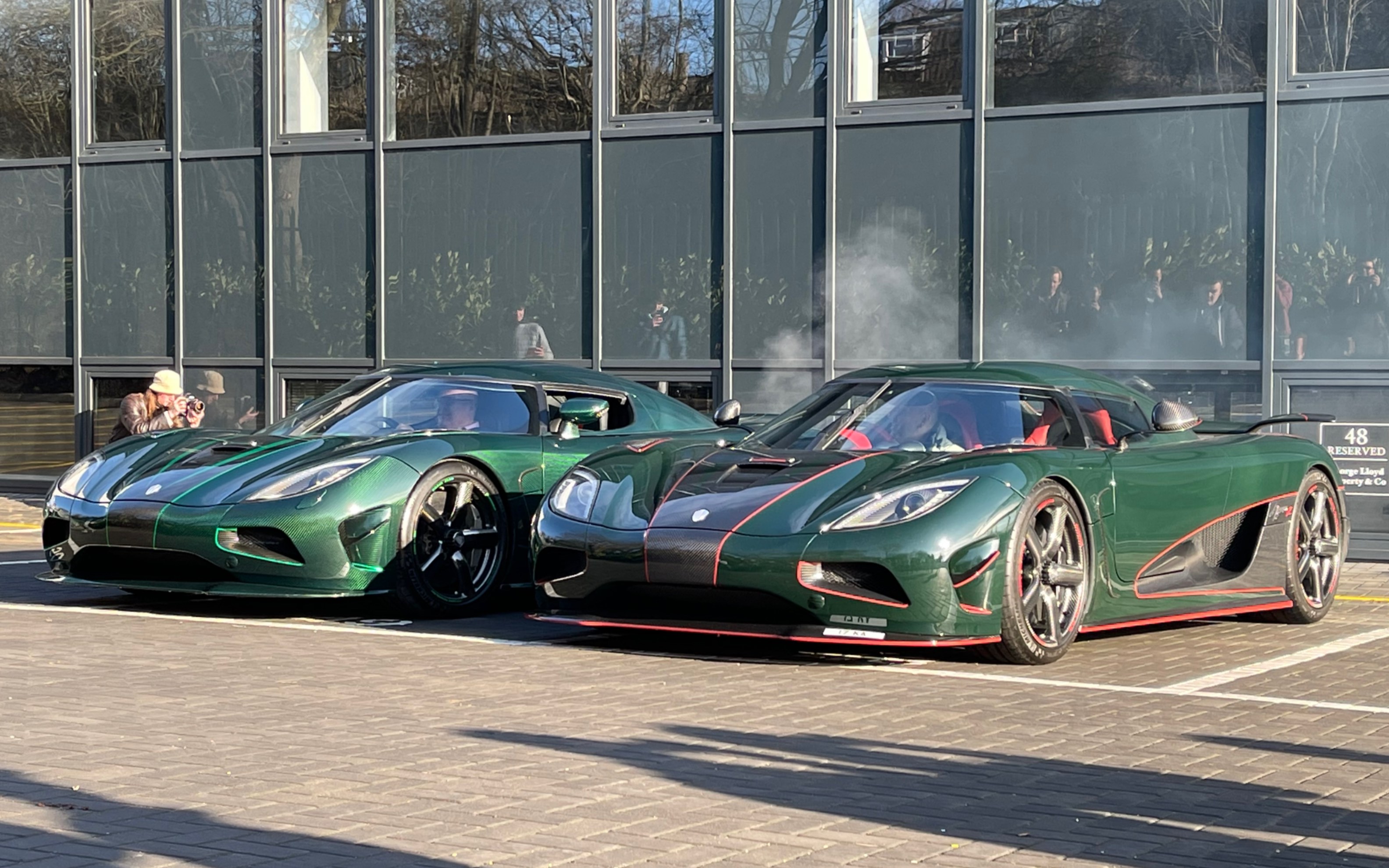 两辆柯尼塞格agera在一次英国车聚活动上的揭幕仪式