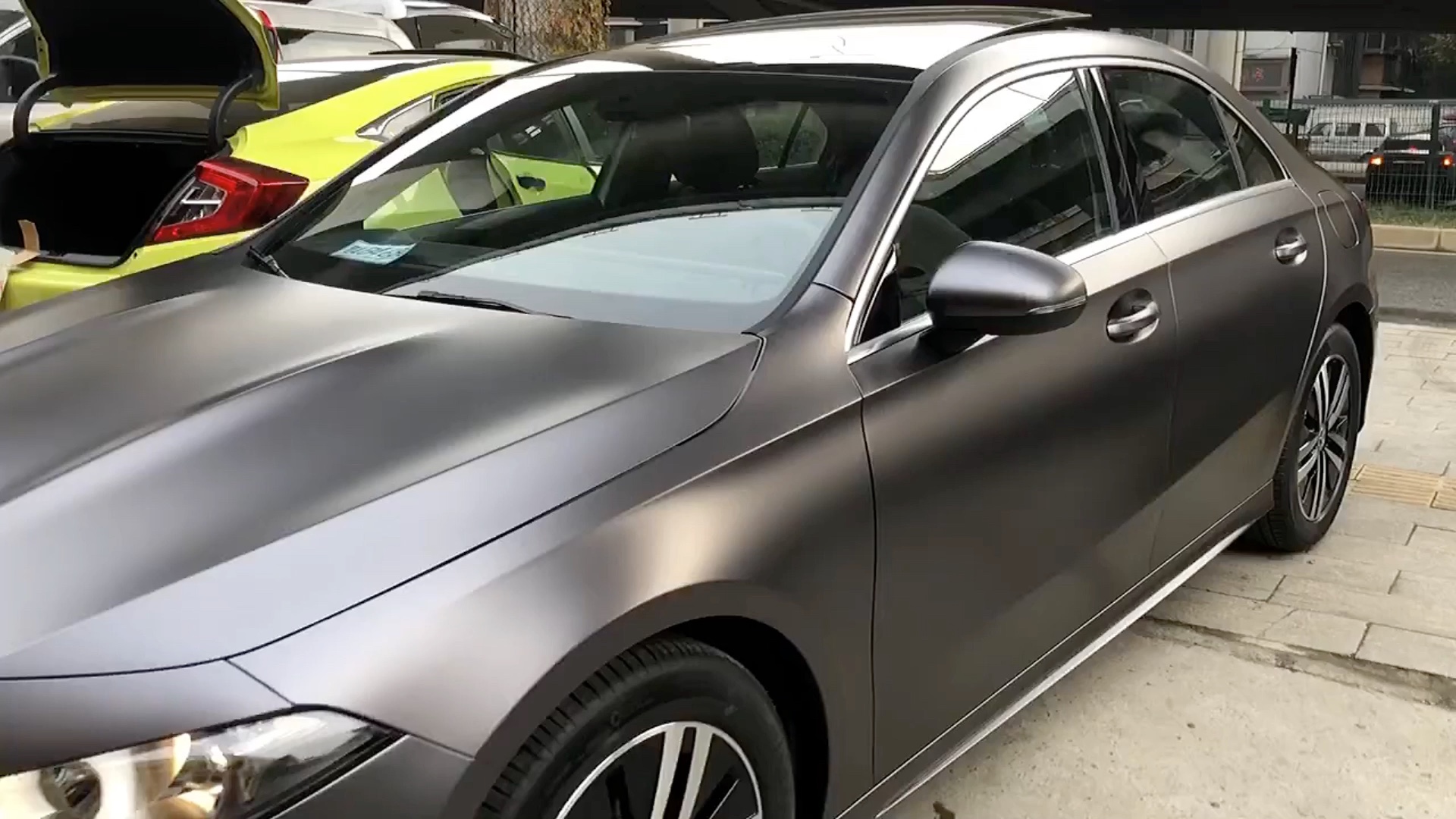 杭州奔驰a180l漆面改色贴膜,白色车漆贴电光灰改色膜施工效果