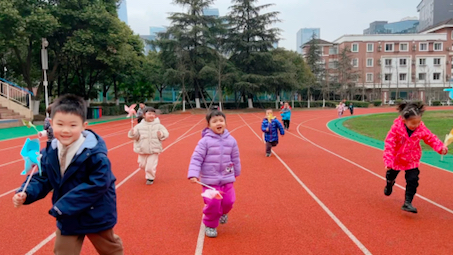 [图]多样的天气之“风”，孩子们通过自主风车感受风向和风力