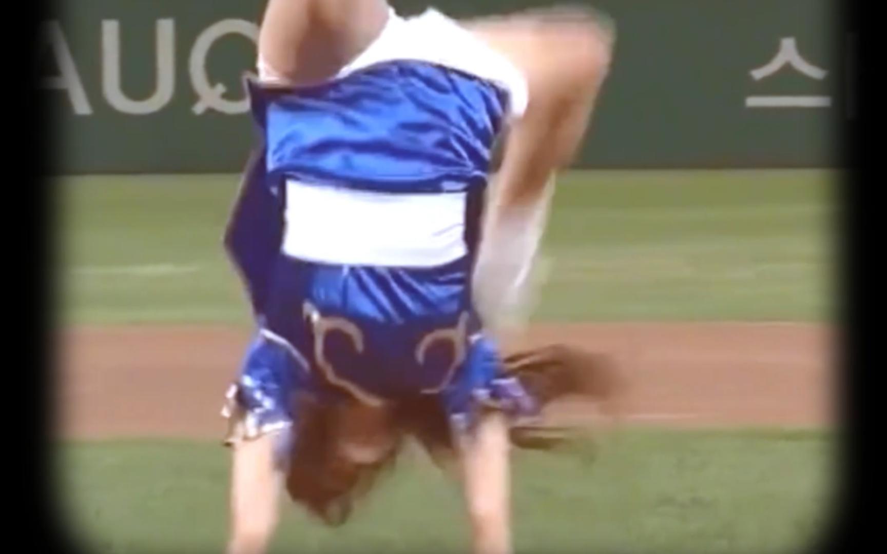 程潇cos春丽造型,空翻一字马开球