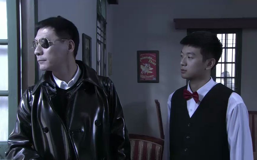 燕双鹰穿着大皮衣大皮靴,却骑辆小自行车,有点不搭啊