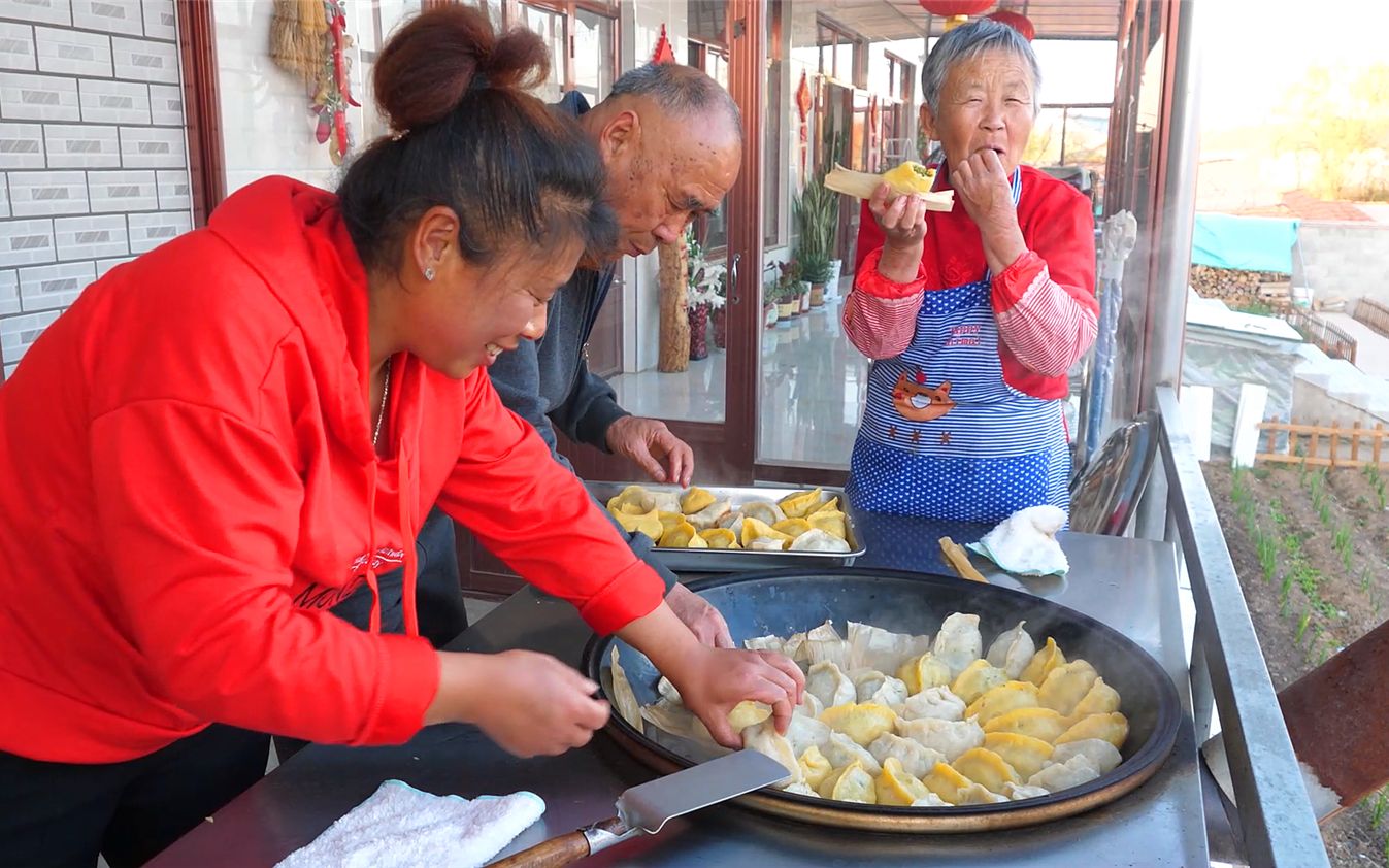 [图]东北大妈蒸野菜包子，1盆豆角炖排骨最馋人，10人一起吃真热闹