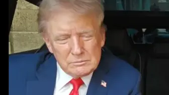特朗普听到挚友迈克尔杰克逊的歌 注意他的表情 估计勾起了他的很多回忆