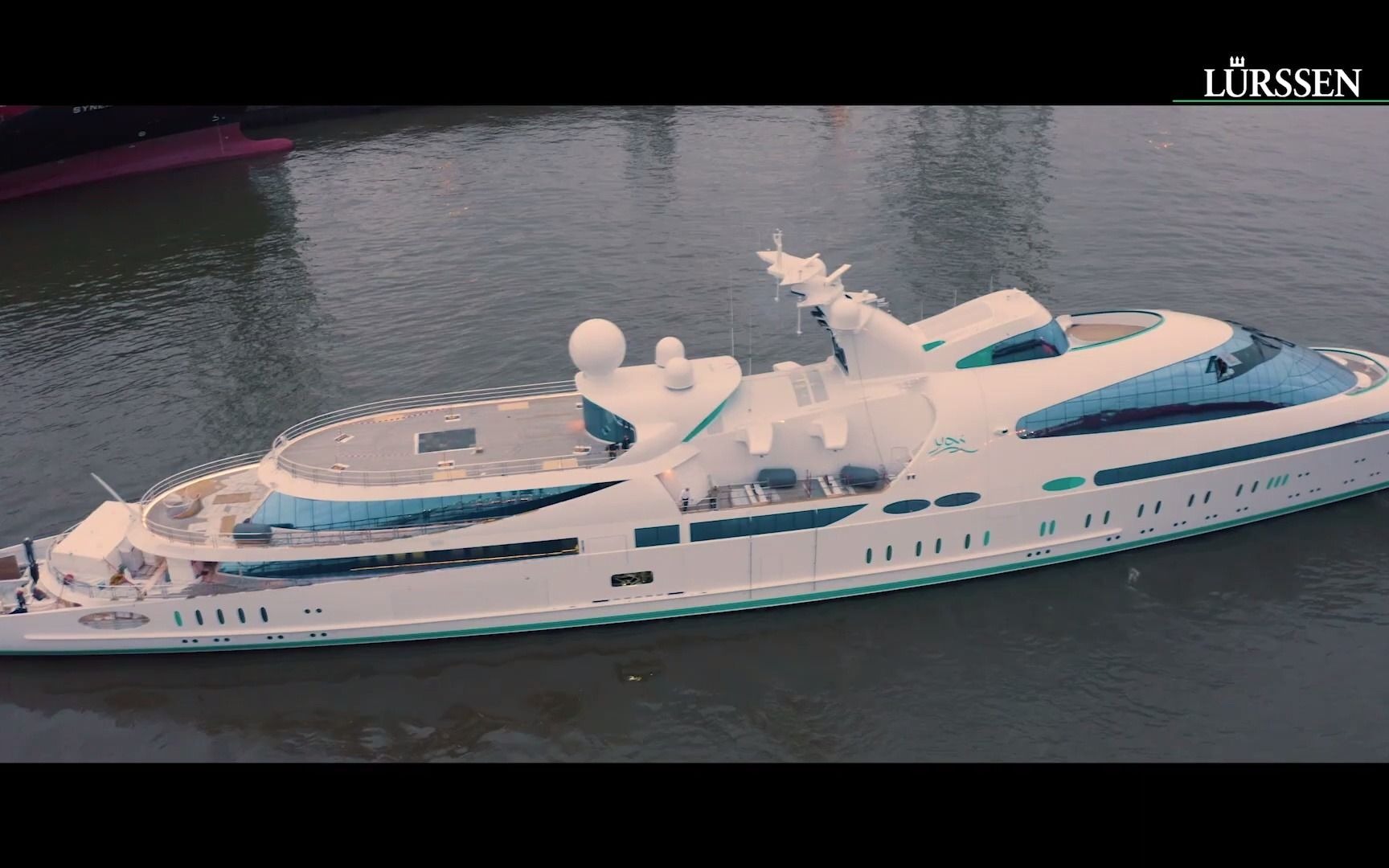 由军舰改装而来的超级游艇yas号交付