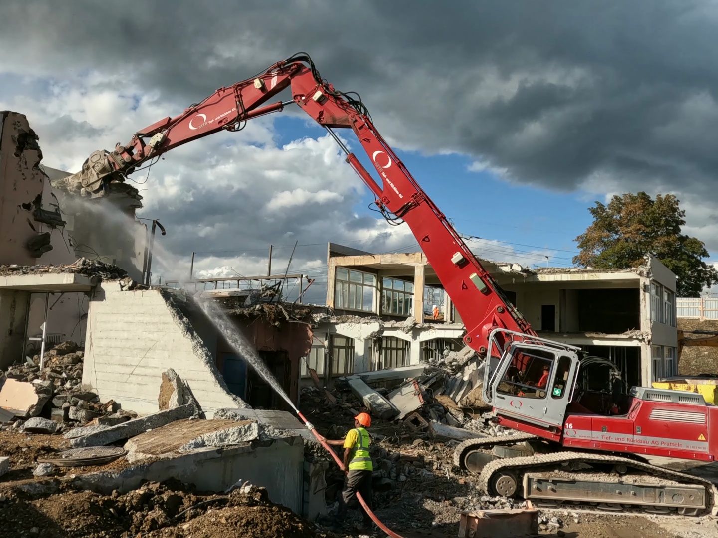 利勃海尔r944长臂挖掘机拆除建筑4k