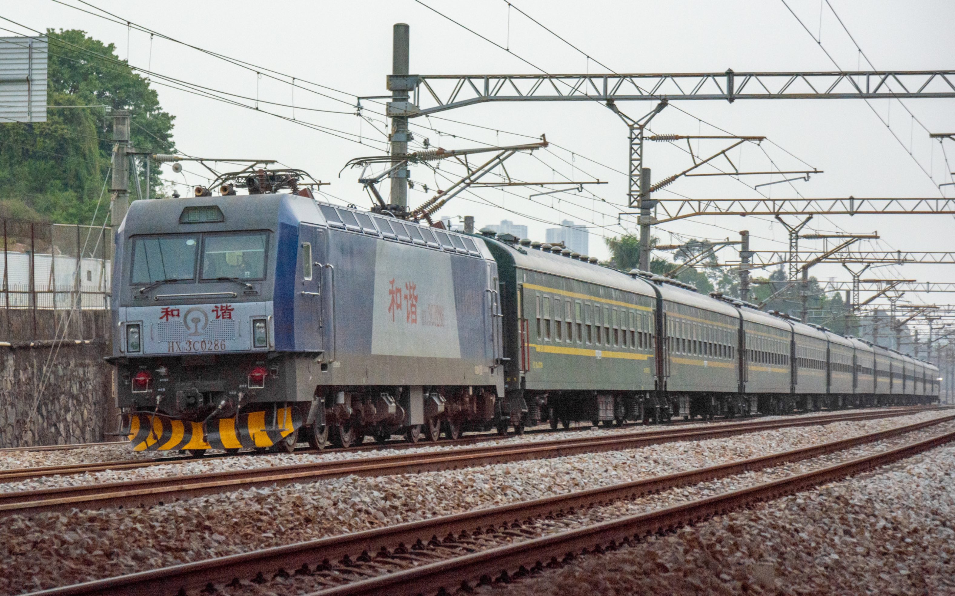 【广深线】3355次非空绿皮进平湖站准备待避z148