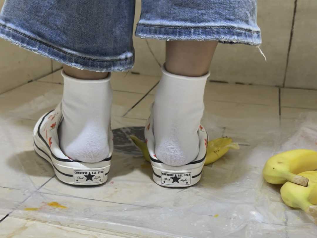 牛仔裤帆布鞋踩香蕉