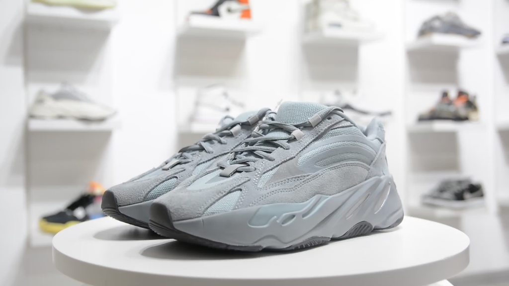yeezy 700 v2  "hospital blue" 雾霾蓝