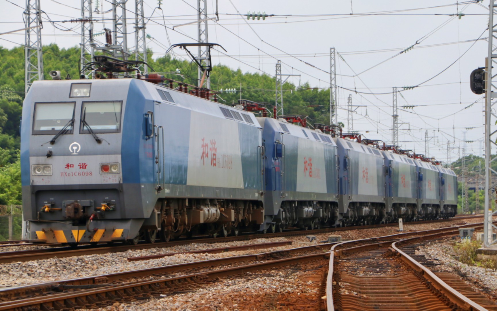 【机车串串】广铁株段和谐电1c-6098牵引57111次通过黄岗站,回送5台