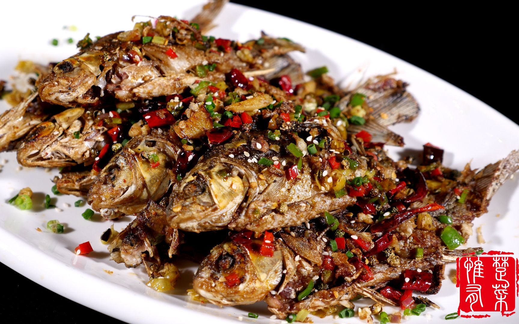 厨师长教你做:妈妈炕野生小鲫鱼,家常美食,麻辣酥香,下酒佳肴!