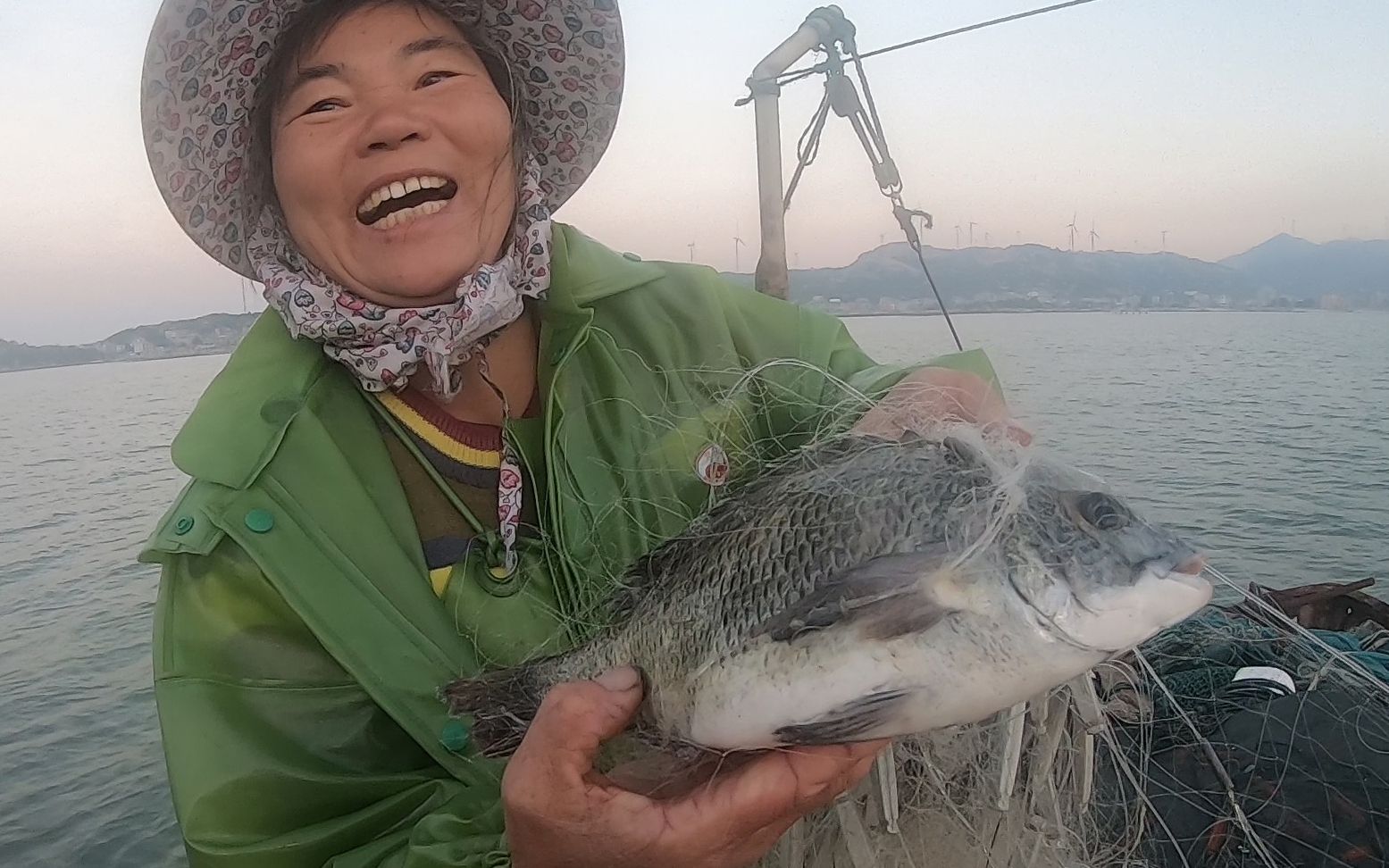 泰叔凌晨三点就出发,和老婆忙到天黑才回家,今天的鱼获全煮了吃