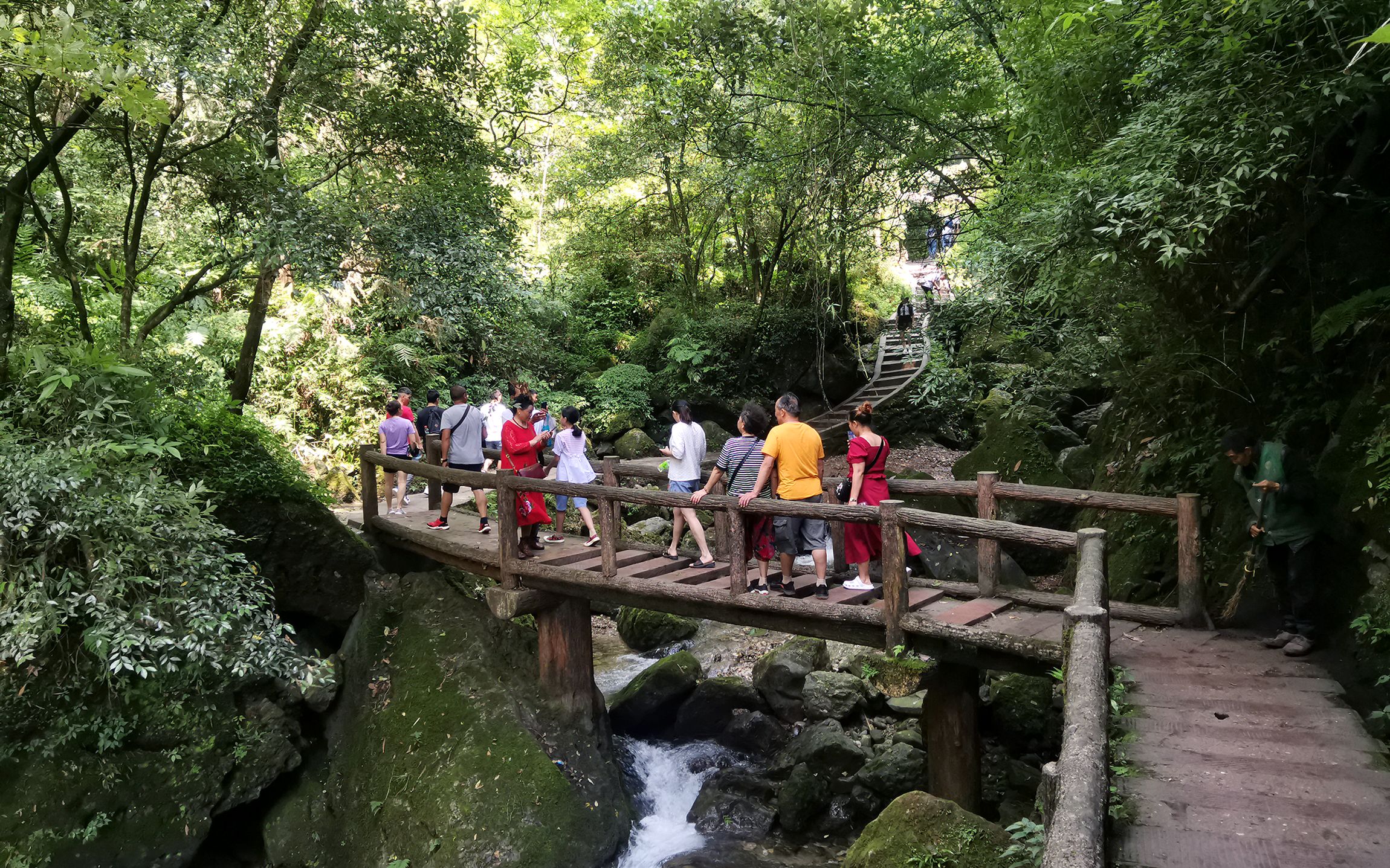 成都人间仙境,青城山后山,山泉瀑布,半山湖泊,遗憾没上到顶哔哩哔哩bilibili