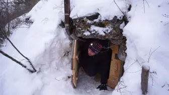 Download Video: 在雪山中发现一个洞穴，打造成适合居住的庇护所，舒舒服服住上一年