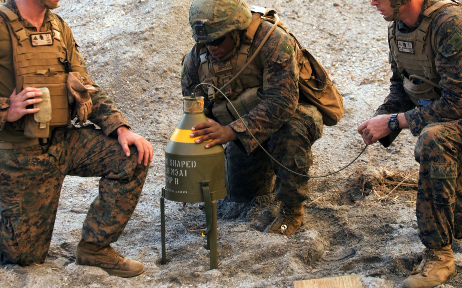 30秒挖出地下2米深掩体,中国这款单兵装备,可躲藏3名重装甲士兵