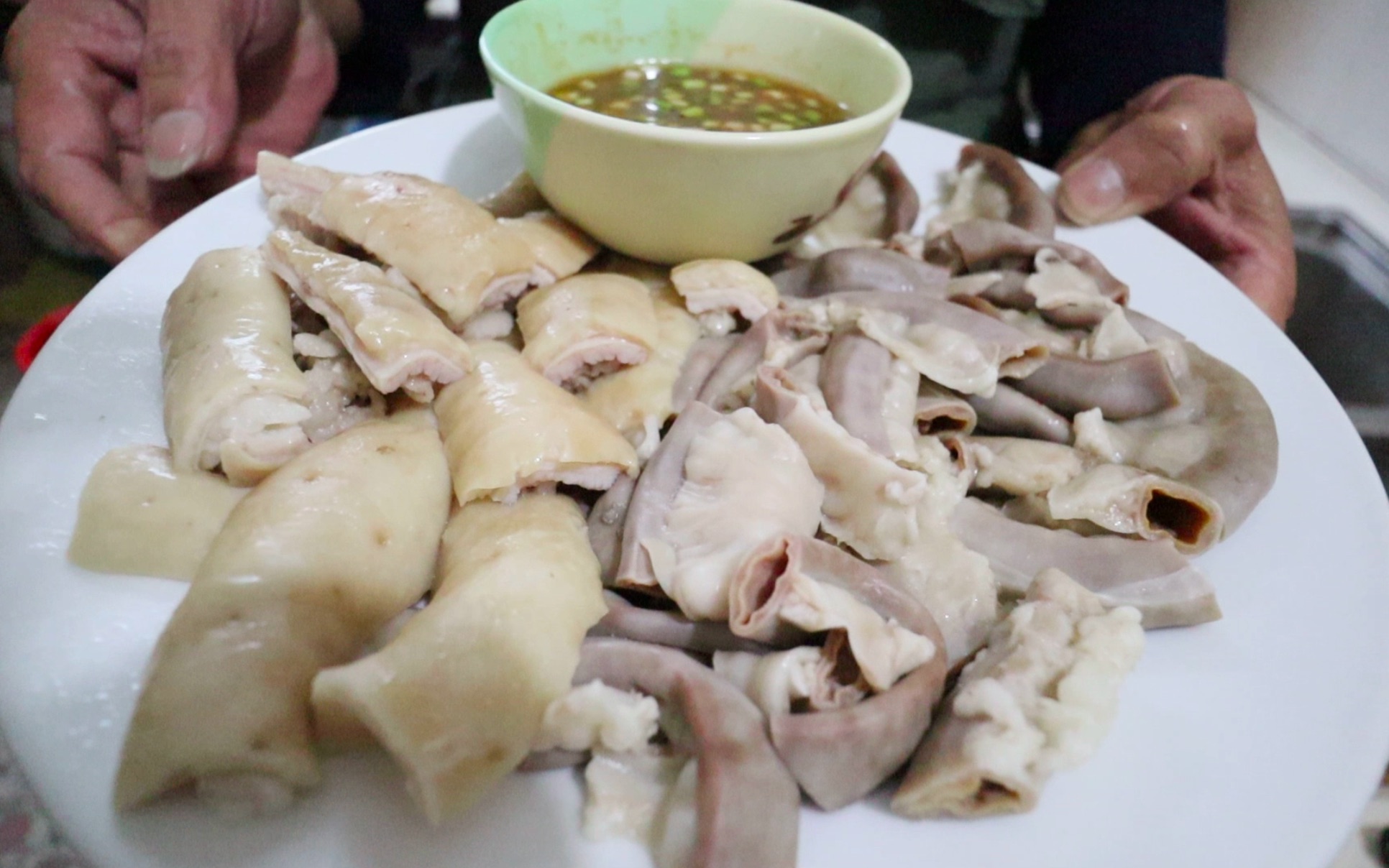 白切肥肠头,最简单好吃的肥肠做法,这样做吃完都不腻