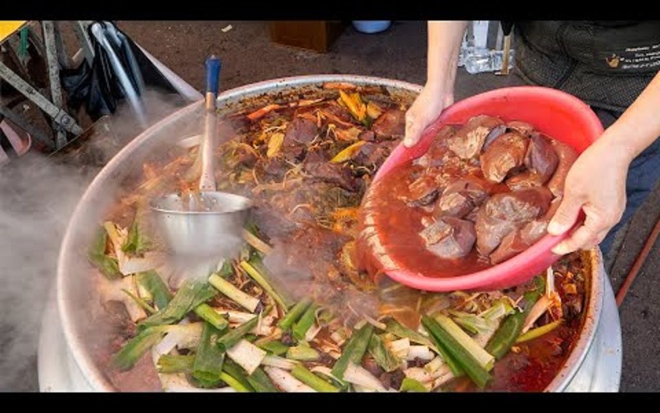 【韩国美食】客人络绎不绝的油场集市汤饭馆,6000韩元无限续杯牛血醒酒汤,大葱炸弹汤饭哔哩哔哩bilibili