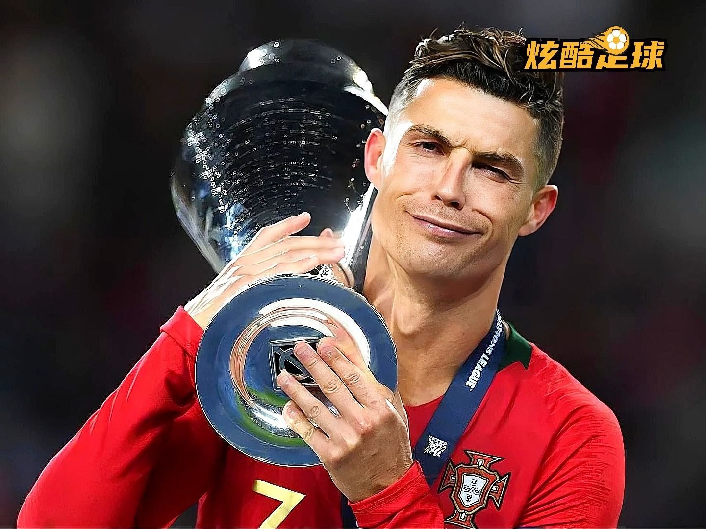 盘点足坛耍酷名场面,c罗捧杯时一脸傲娇