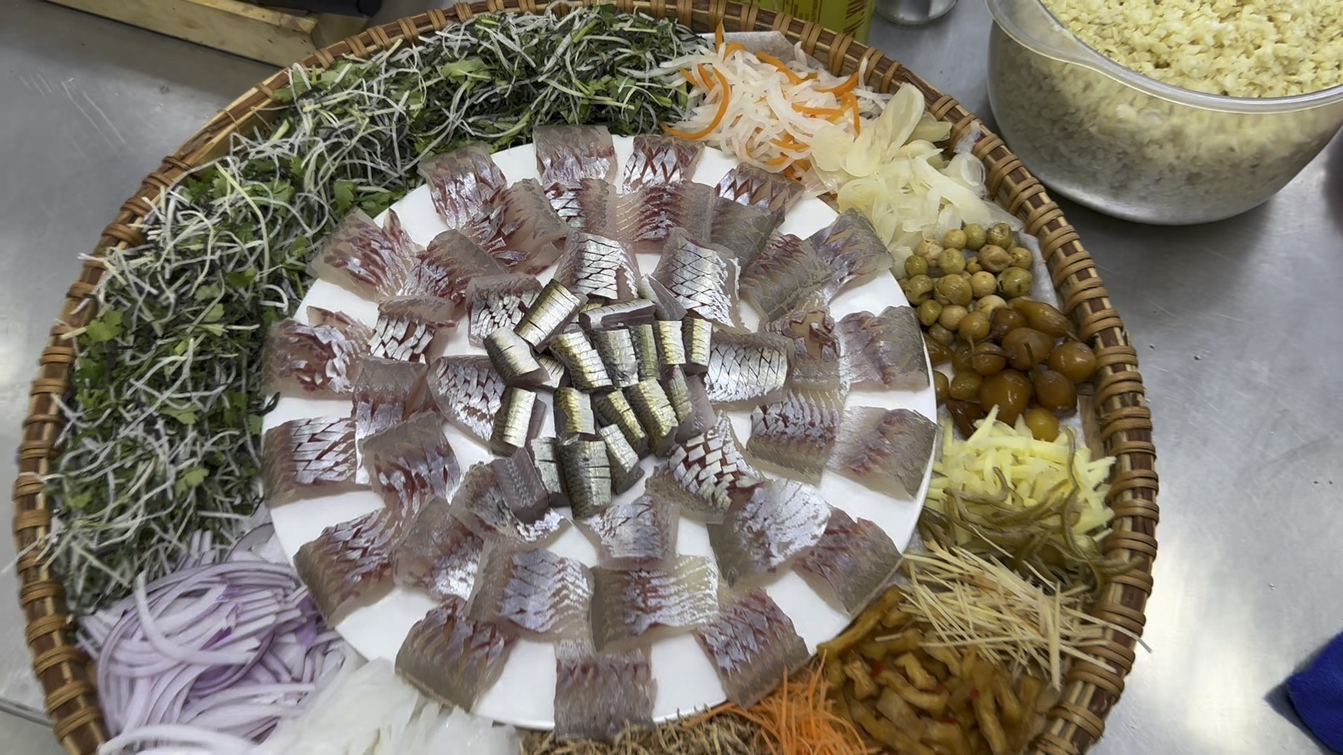 南京的兄弟,不辞千里来到横州市,就为了吃一餐鱼生,地方特色美食,横县