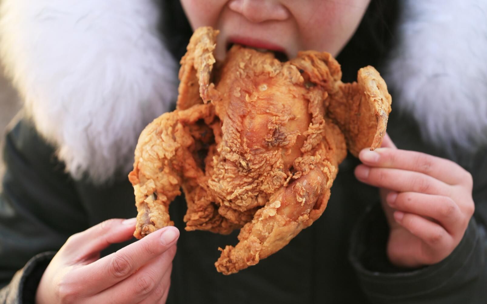 炸鸡这样吃才叫爽,一口咬下去满嘴流油,吃得好过瘾好开心