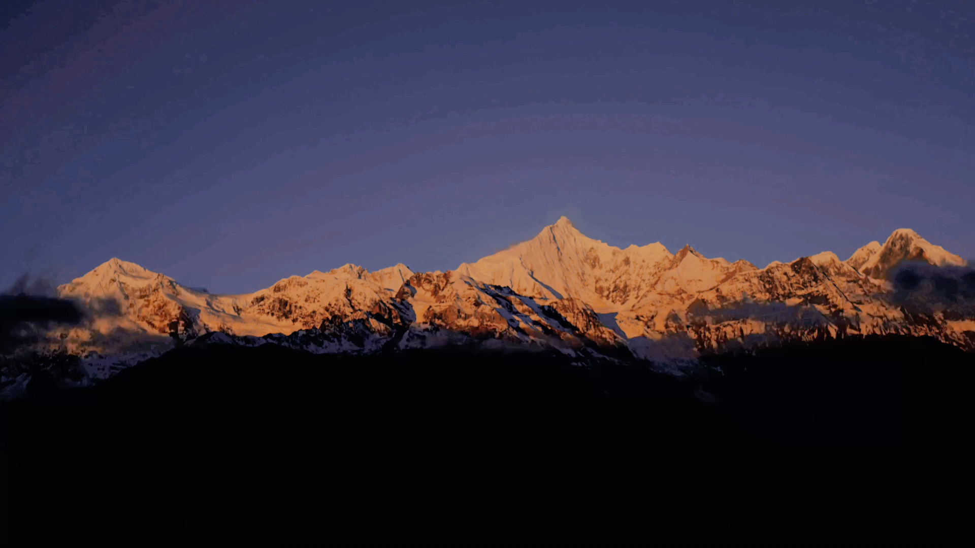 去年在梅里雪山住了四天每天都看见日照金山,不记得具体哪几天,只记得