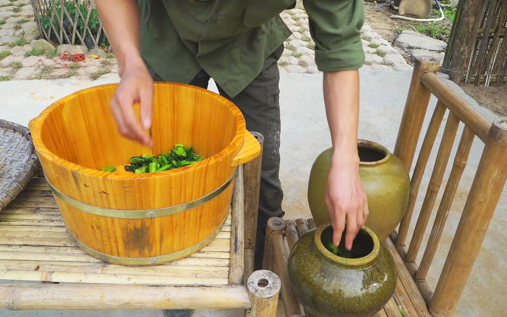 用泥巴砌土灶,芥菜制作老坛酸菜,原始方法更美味!哔哩哔哩bilibili