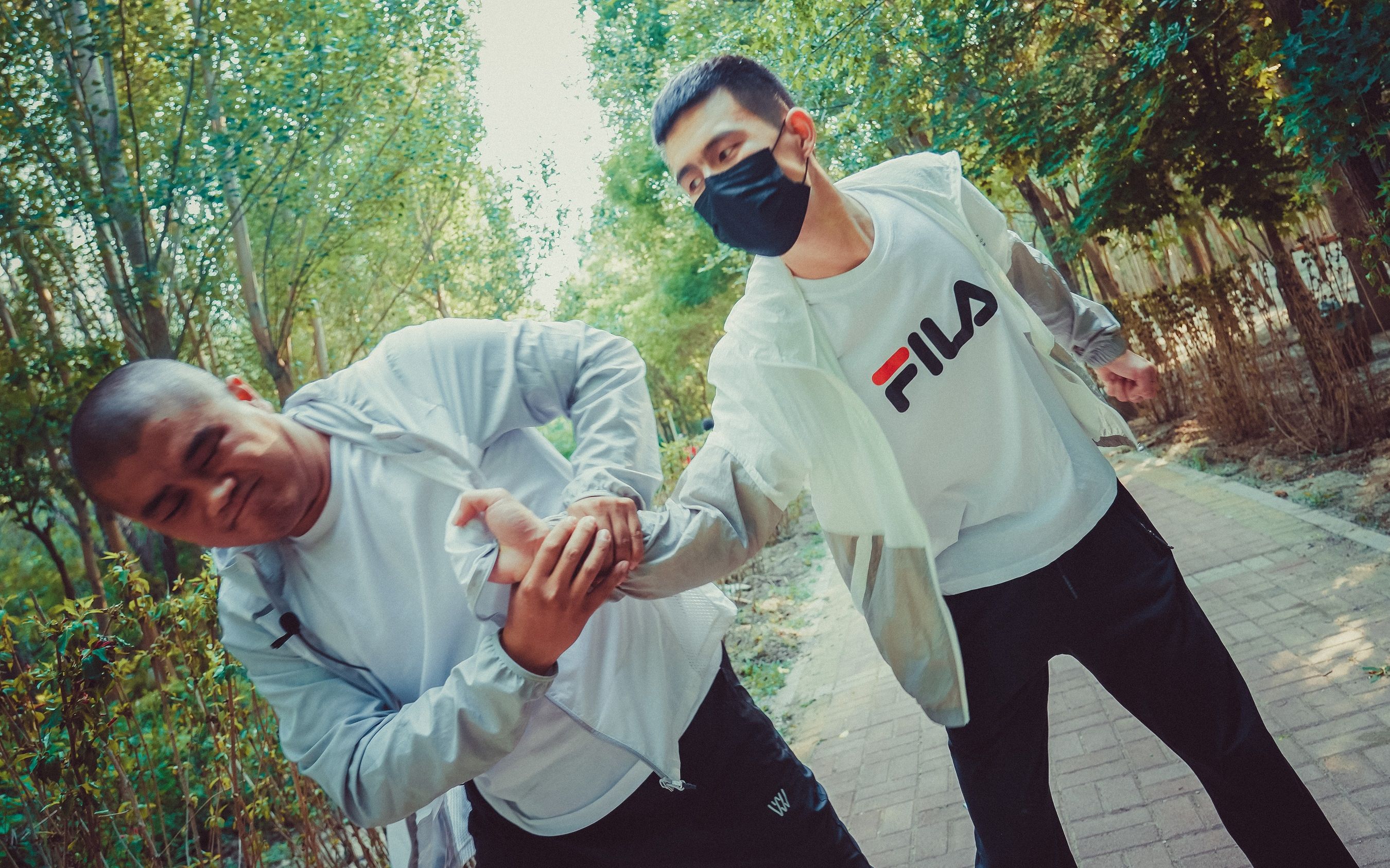 泼皮无赖抓你怎么也不松手?别着急,这1招可以1秒逃跑