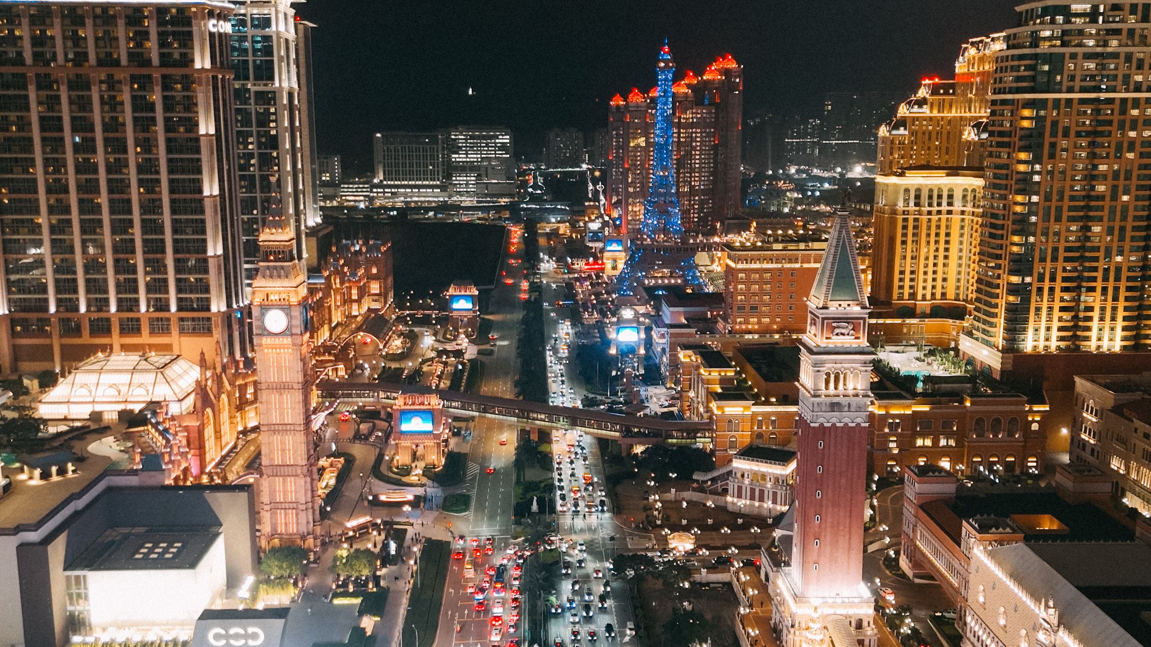 一座纸醉金迷的城市