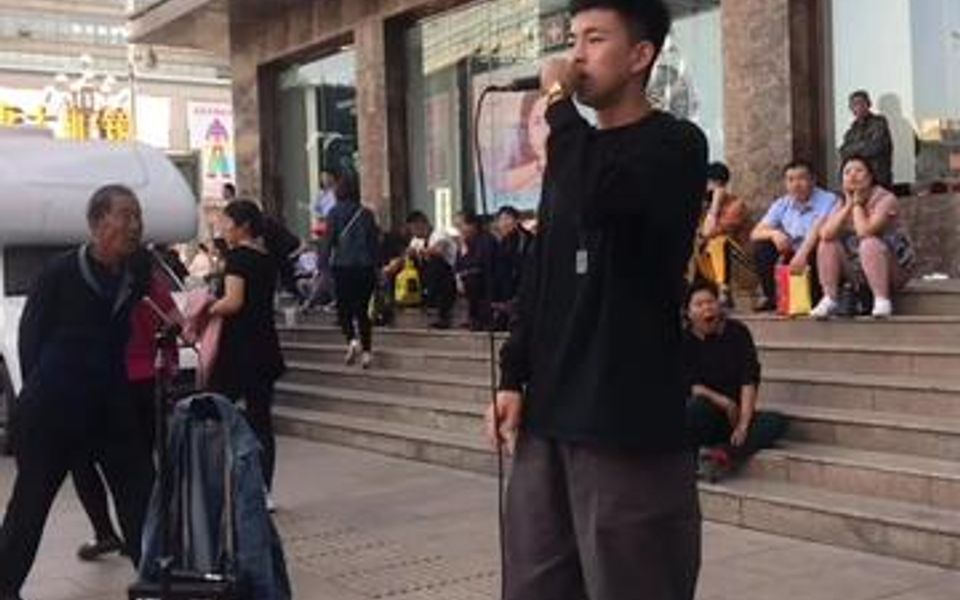 [图]这是一首把自己唱哭的歌！街头路演两年多 感谢你们陪我一路成长 有你们的支持我永远不会放弃