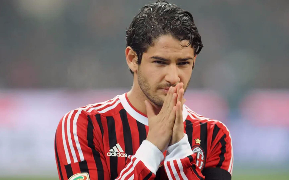 出道即巅峰!帕托在ac米兰时期简直无敌般存在